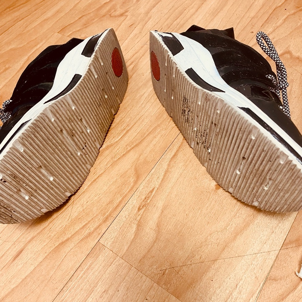 Size 8. Anatomically contoured and arch support .Black and white. Light weight - Picture 4 of 4